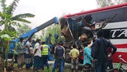 বিরামপুরে দাঁড়িয়ে থাকা ট্রাকে বাসের ধাক্কা, নিহত ২ আহত ৬