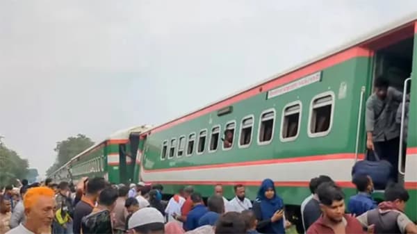 মির্জাপুরে ট্রেন লাইনচ্যুত, উত্তরবঙ্গের সঙ্গে রেল যোগাযোগ বন্ধ