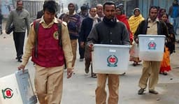 ভোটের আগে কেন্দ্রে পৌঁছাচ্ছে ব্যালট ও সরঞ্জাম