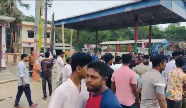 তেল না পেয়ে ফিলিং স্টেশনে হামলা-ভাংচুর, আটক ২
