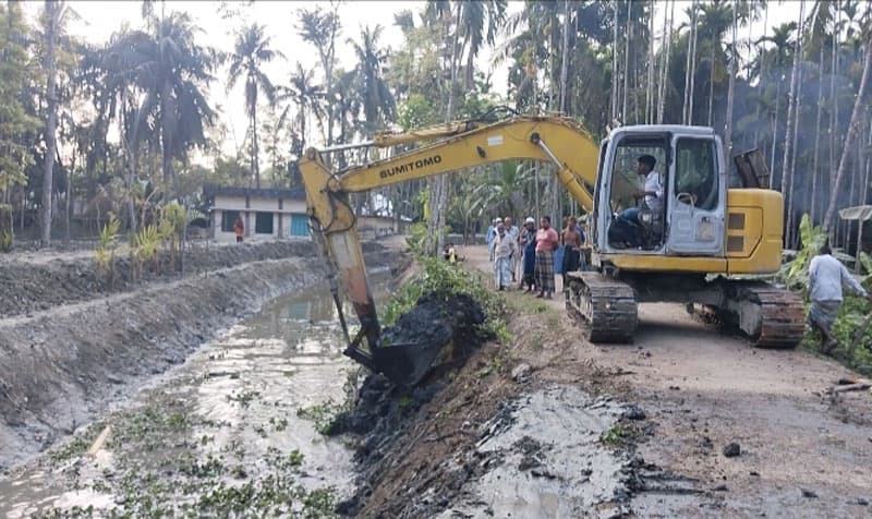 রাজাপুরে সরকারি খাল খনন প্রকল্পে অনিয়মের অভিযোগ