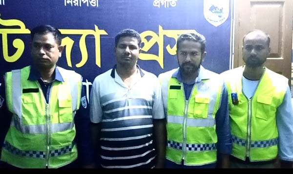 হাকিমপুরে এসপির গাড়ি আটকে শ্রমিকদের মব সৃষ্টির চেষ্টা, গ্রেফতার