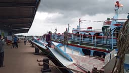 দৌলতদিয়া-পাটুরিয়া নৌপথে লঞ্চ চলাচল বন্ধ