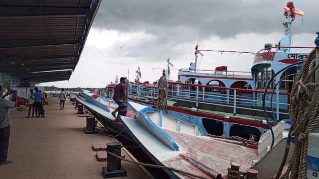 দৌলতদিয়া-পাটুরিয়া নৌপথে লঞ্চ চলাচল বন্ধ