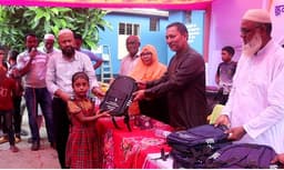 নওগাঁয় অস্বচ্ছল শিক্ষার্থীদের মুখে হাসি, হাতে নতুন স্কুল ব্যাগ