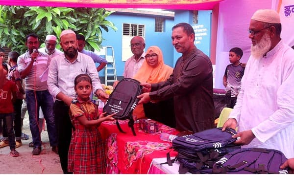 নওগাঁয় অস্বচ্ছল শিক্ষার্থীদের মুখে হাসি, হাতে নতুন স্কুল ব্যাগ