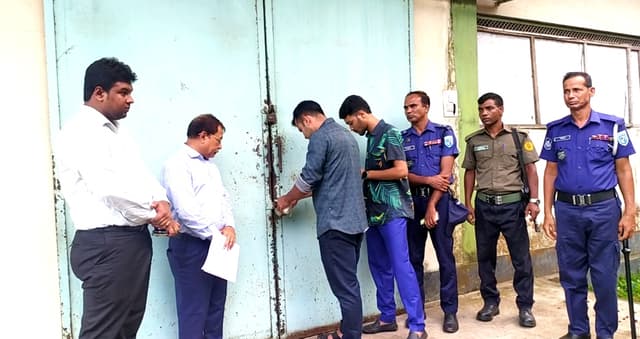 হিলিতে পাঁচ কোটি টাকার চাল-ডাল মজুত, মামলা মালিক ও ম্যানেজারের নামে