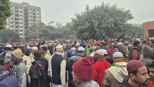 জানাজার পাঁচ ঘণ্টা আগেই মানিক মিয়ায় জনস্রোত