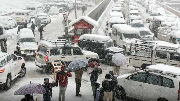 ভারী তুষারপাতে ভয়াবহ রূপে হিমাচল প্রদেশ