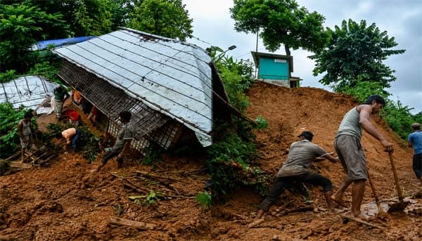 রোহিঙ্গা ক্যাম্পে ভয়াবহ পাহাড়ধসে প্রাণ গেল আটজনের