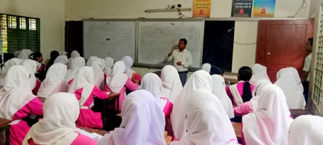 সরাইলে শিক্ষা পরিদর্শনে ইউএনও, পাঠচর্চায় অনুপ্রেরণার ছোঁয়া