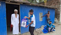 কুয়াকাটা তরুণ ক্লাবের উদ্যোগে দরিদ্র পরিবারের মাঝে ঈদ সামগ্রী বিতরণ