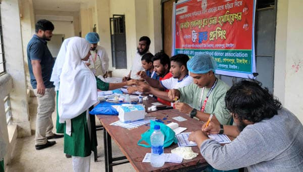 গোপালপুরে শিক্ষার্থীদের রক্ত পরীক্ষা করল সেভ লাইফ