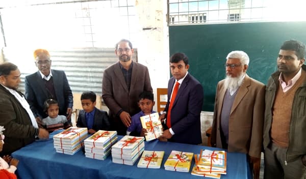 হিজলায় নতুন বছরে শিক্ষার্থীদের মাঝে নতুন বই বিতরণ