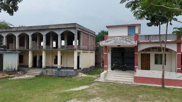 রাজবাড়ীতে ৩৭ লাখ টাকার ভবন, নেই দোতলায় ওঠার সিঁড়ি!