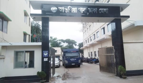 সাংবাদিক সেজে অপপ্রচারে জড়িত নিষিদ্ধ আ.লীগ নেতারা! পুলিশের নিরবতা প্রশ্নবিদ্ধ