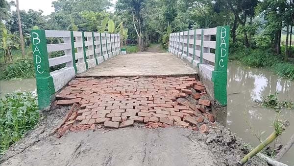 ঝালকাঠিতে কালভার্ট নির্মাণে অনিয়মের অভিযোগ, বিল পরিশোধের পরই ধস