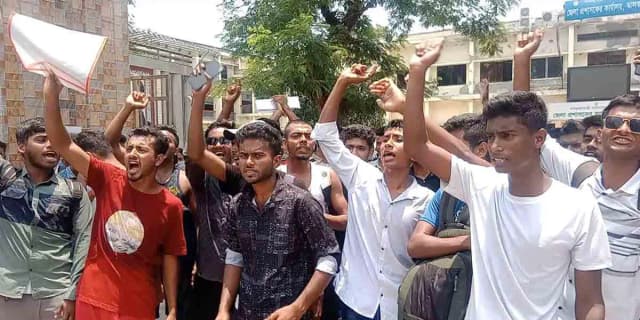 ঝালকাঠি জেলা কারাগারে চাকরিপ্রত্যাশীদের বিক্ষোভ, অনিয়মের অভিযোগে লিখিত প্রতিবাদ