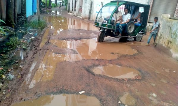 বানারীপাড়ায় রাস্তায় গর্ত, দুর্ভোগে পৌরবাসী