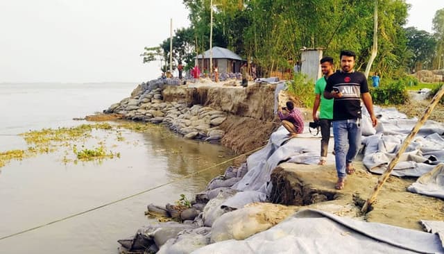 বাড়ছে যমুনার পানি, বিলীন দেড় শতাধিক ঘরবাড়ি