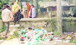 দেবীদ্বারে ব্যক্তিগত দ্বন্দ্বে হাসপাতালেই ময়লার ভাগাড়, চরম দুর্ভোগ