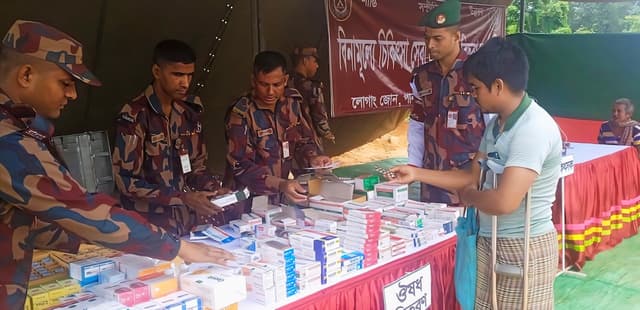 পানছড়িতে বিজিবির ফ্রি মেডিক্যাল ক্যাম্পে পাহাড়ি ও বাঙালি জনগোষ্ঠীর সেবা