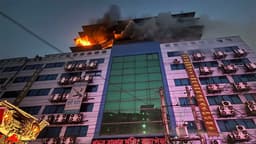 গুলিস্তানের খদ্দর বাজারে ভয়াবহ অগ্নিকাণ্ড, ছড়িয়ে পড়ছে আতঙ্ক