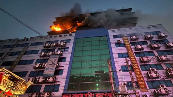 গুলিস্তানের খদ্দর বাজারে ভয়াবহ অগ্নিকাণ্ড, ছড়িয়ে পড়ছে আতঙ্ক