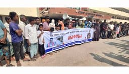 ছাত্রদল নেতা হত্যার বিচারের দাবিতে স্বজন ও এলাকাবাসীর মানববন্ধন