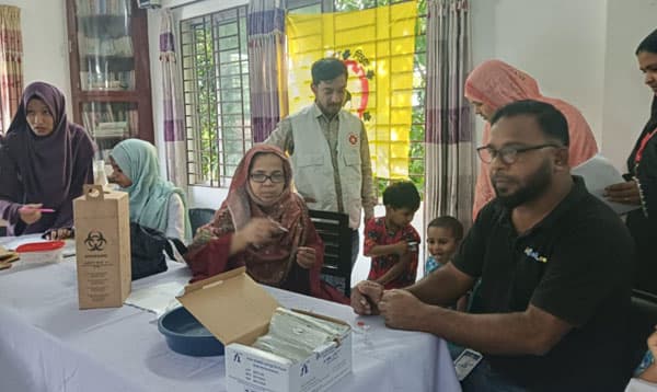 দৌলতদিয়ায় সুবিধাবঞ্চিত শিশুদের টাইফয়েড ভ্যাকসিন প্রদান