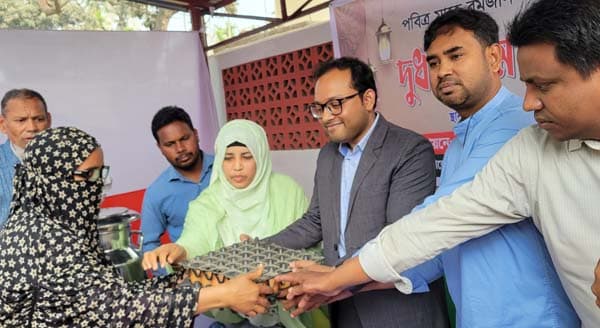 উলিপুরে পবিত্র রমজানে সুলভ মূল্যে দুধ ও ডিম বিক্রি 