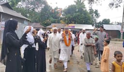 ঝাওয়াইল দাখিল মাদরাসার সভাপতি ডা. মো. রফিকুল ইসলামকে বরণ