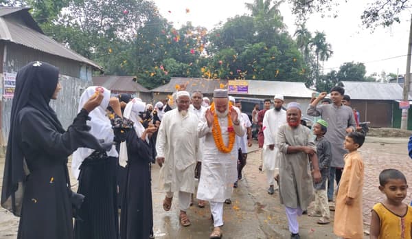ঝাওয়াইল দাখিল মাদরাসার সভাপতি ডা. মো. রফিকুল ইসলামকে বরণ