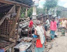 শহরের সৌন্দর্য রক্ষায় ঝালকাঠিতে অবৈধ স্থাপনা উচ্ছেদ অভিযান