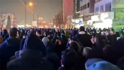 টানা দুই রাতে ইরানজুড়ে সরকারবিরোধী আন্দোলনে সহিংস রূপ