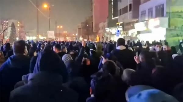 টানা দুই রাতে ইরানজুড়ে সরকারবিরোধী আন্দোলনে সহিংস রূপ