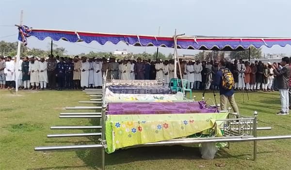 রামপালে নিহত একই পরিবারের ৯ জনের দাফন সম্পন্ন