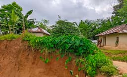 মৃত্যুঝুঁকি জেনেও অর্ধলক্ষাধিক মানুষের পাহাড়ে বসবাস