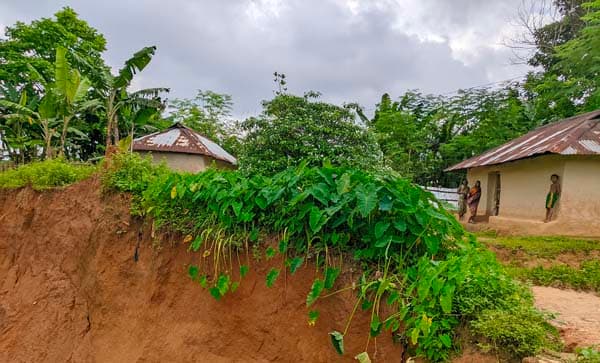 মৃত্যুঝুঁকি জেনেও অর্ধলক্ষাধিক মানুষের পাহাড়ে বসবাস