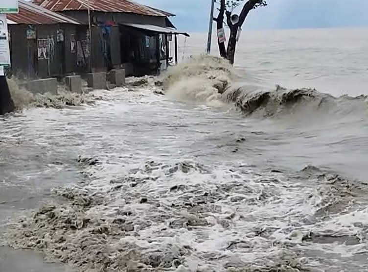 নিম্নচাপে প্লাবিত হাতিয়া, ক্ষতিগ্রস্ত ১২৫টি ঘর