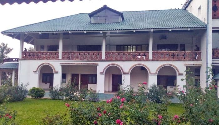 ক্যামেলিয়া হাসপাতাল বন্ধে চিকিৎসা বঞ্চিত ১৫টি চা বাগানের লক্ষাধিক শ্রমিক