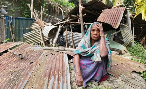 দু’মুঠো ভাতের সংগ্রামে আজিমন নেছা, পাশে দাঁড়াল উপজেলা প্রশাসন