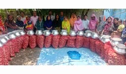 পাঁচবিবিতে ২০ নারী উদ্যোক্তার মাঝে চিপস তৈরির সামগ্রী বিতরণ