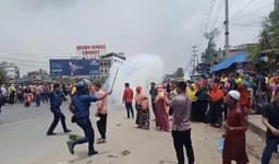 কালিয়াকৈরে বকেয়া বেতন নিয়ে শ্রমিকদের মহাসড়ক অবরোধ, পুলিশের লাঠিচার্জে আহত ১০