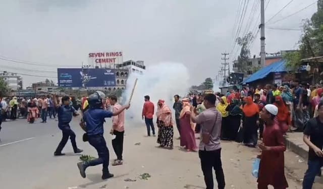 কালিয়াকৈরে বকেয়া বেতন নিয়ে শ্রমিকদের মহাসড়ক অবরোধ, পুলিশের লাঠিচার্জে আহত ১০