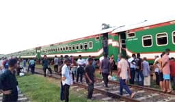 সান্তাহারে নীলসাগর এক্সপ্রেস লাইনচ্যুত, উত্তরবঙ্গে বন্ধ রেল যোগাযোগ