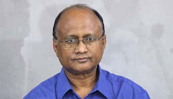 চাপে নয়, দায়িত্ববোধে সরে দাঁড়ালেন দুদক চেয়ারম্যান