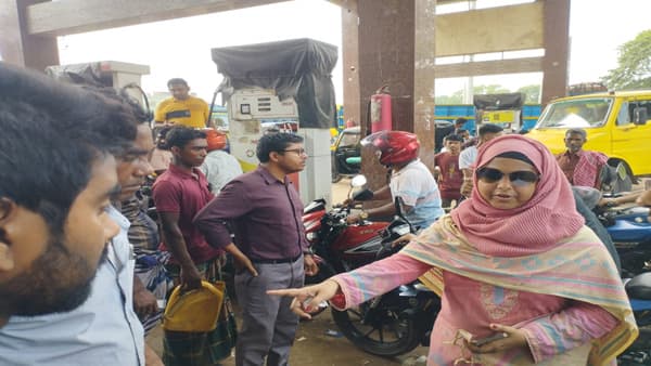 গোয়ালন্দে পাম্পে শৃঙ্খলা ফেরাতে ৮ চালককে জরিমানা