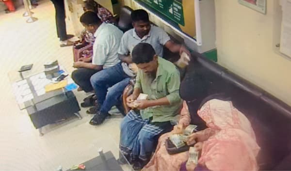 দেবীদ্বারে ব্যাংকে গ্রাহক সেজে চার লাখ টাকা চুরি