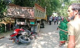 বন্ধুর মোটরসাইকেল নিয়ে ট্রাকে ধাক্কা, প্রাণ হারালেন স্কুলছাত্র